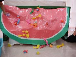 スイカ種飛ばしゲームの様子