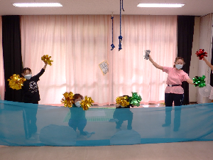 プール開きの中のダンスの様子