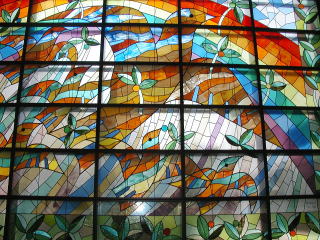北療のステンドグラス「虹にはばたく」の写真