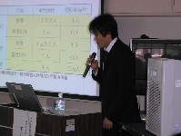 写真：講演を努める石井氏